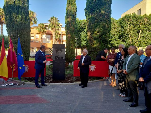 El Ayuntamiento instala un monolito en recuerdo a Miguel Ángel Blanco en la plaza que lleva su nombre - 2, Foto 2