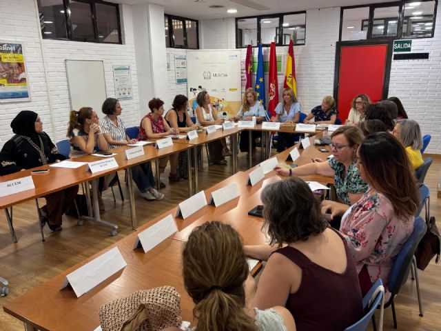 Murcia convocará los Premios 'Raíces y Alas' para destacar los méritos de personas migrantes y acciones en favor de la migración Murcia convocará los Premios 'Raíces y Alas' para destacar los méritos de personas migrantes y acciones en favor de la migración