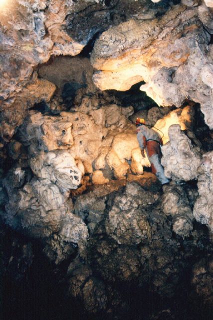 La Comunidad instala un vallado de protección en la Cueva de La Matea de Sierra Espuña La Comunidad instala un vallado de protección en la Cueva de La Matea de Sierra Espuña
