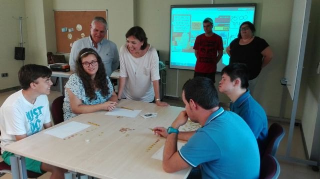 Sanidad recuerda que la atención a personas con Síndrome de Down está perfectamente integrada en el sistema sanitario regional - 1, Foto 1