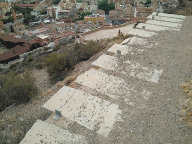 Huermur denuncia el caos de basuras, escombros y desidia en el Castillo de Monteagudo ante la dejadez de las administraciones - 1, Foto 1