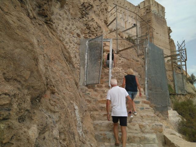 Huermur denuncia el caos de basuras, escombros y desidia en el Castillo de Monteagudo ante la dejadez de las administraciones - 2, Foto 2