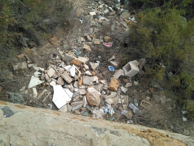 Huermur denuncia el caos de basuras, escombros y desidia en el Castillo de Monteagudo ante la dejadez de las administraciones - 3, Foto 3