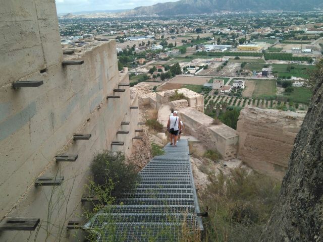 Huermur denuncia el caos de basuras, escombros y desidia en el Castillo de Monteagudo ante la dejadez de las administraciones - 4, Foto 4