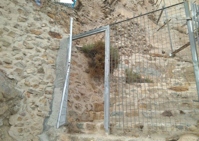 Huermur denuncia el caos de basuras, escombros y desidia en el Castillo de Monteagudo ante la dejadez de las administraciones - 5, Foto 5