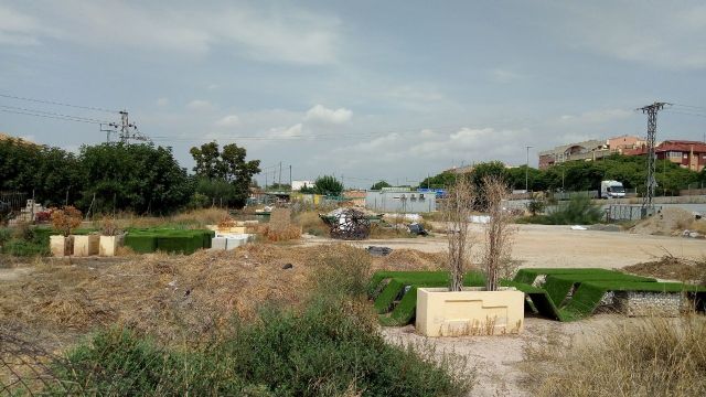 Ahora Murcia denuncia que la inversión de hace solo 1 año de miles de euros en mobiliario urbano en la Plaza Romea haya acabado en un solar - 2, Foto 2