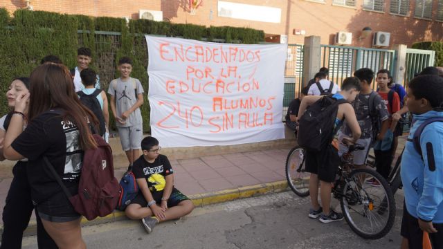 La comunidad educativa de Los Alcázares grita al unísono: NO a los barracones - 1, Foto 1