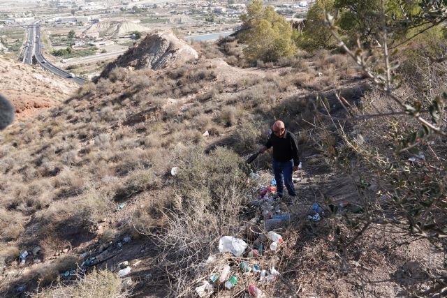 La basura y los residuos se apoderan del aparcamiento público de los pilones y de sus laderas - 1, Foto 1