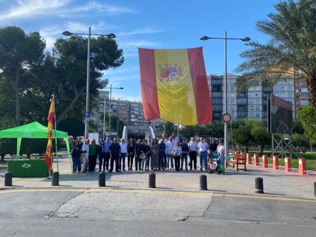 VOX celebra el Día de la Hispanidad con una bandera de grandes dimensiones en Murcia - 1, Foto 1