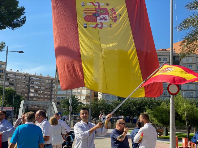 VOX celebra el Día de la Hispanidad con una bandera de grandes dimensiones en Murcia - 2, Foto 2