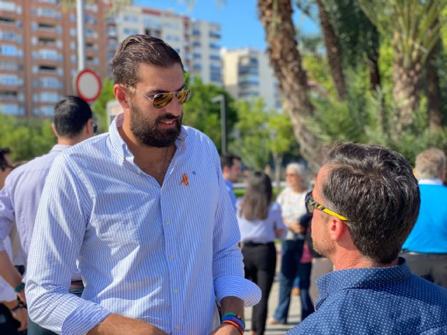 VOX celebra el Día de la Hispanidad con una bandera de grandes dimensiones en Murcia - 3, Foto 3