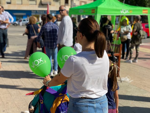 VOX celebra el Día de la Hispanidad con una bandera de grandes dimensiones en Murcia - 4, Foto 4