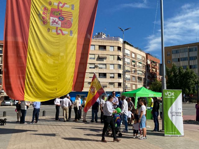 VOX celebra el Día de la Hispanidad con una bandera de grandes dimensiones en Murcia - 5, Foto 5