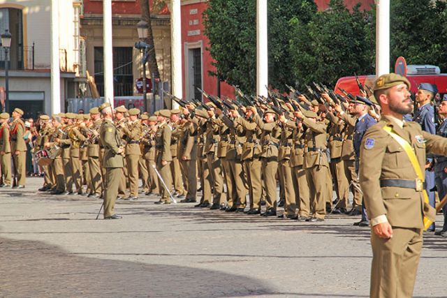 Los militares marcharon desde la Plaza de San Francisco hasta la Avenida de la Constitución, tras el acto castrense en Sevilla previo a la Fiesta Nacional - 1, Foto 1