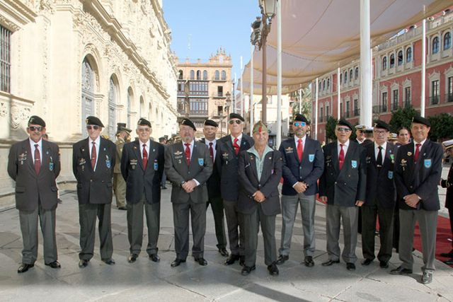 Los militares marcharon desde la Plaza de San Francisco hasta la Avenida de la Constitución, tras el acto castrense en Sevilla previo a la Fiesta Nacional - 2, Foto 2