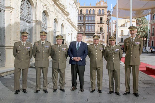 Los militares marcharon desde la Plaza de San Francisco hasta la Avenida de la Constitución, tras el acto castrense en Sevilla previo a la Fiesta Nacional - 3, Foto 3