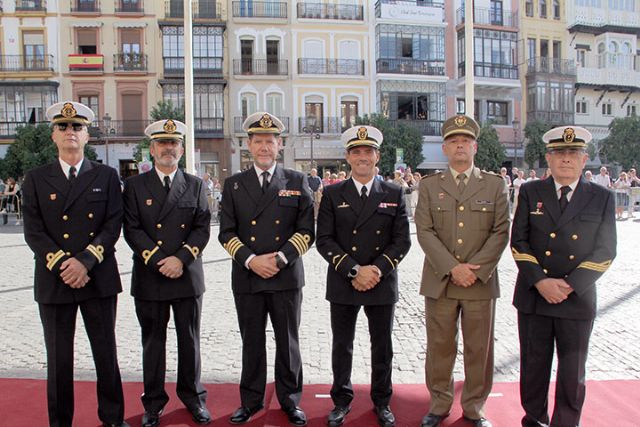 Los militares marcharon desde la Plaza de San Francisco hasta la Avenida de la Constitución, tras el acto castrense en Sevilla previo a la Fiesta Nacional - 4, Foto 4