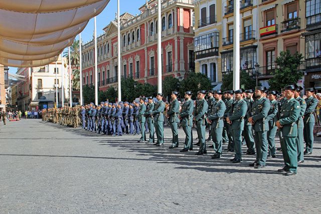 Los militares marcharon desde la Plaza de San Francisco hasta la Avenida de la Constitución, tras el acto castrense en Sevilla previo a la Fiesta Nacional - 5, Foto 5