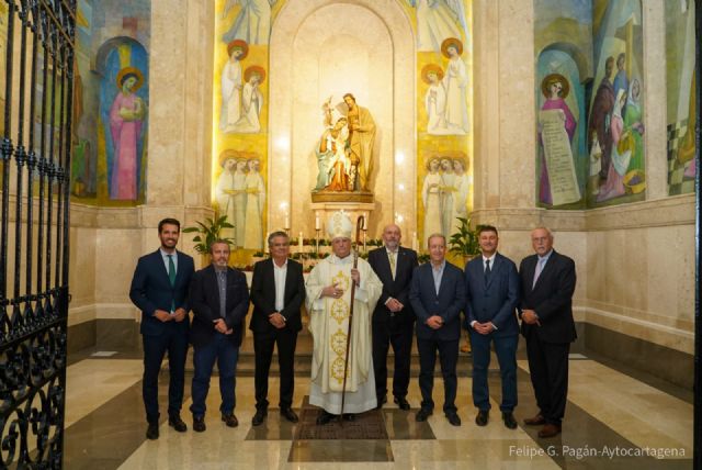 La Iglesia de Santa María abre la capilla de la Sagrada Familia tras la recuperación de los murales de Luzzy y Navarro - 1, Foto 1