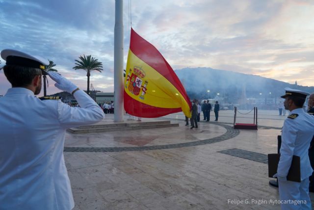 La alcaldesa anima a celebrar el Día de la Hispanidad con la bandera que defiende la justicia, la solidaridad y la igualdad - 1, Foto 1