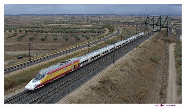 El AVE Madrid-Murcia luce la bandera española con motivo de la Fiesta Nacional - 1, Foto 1