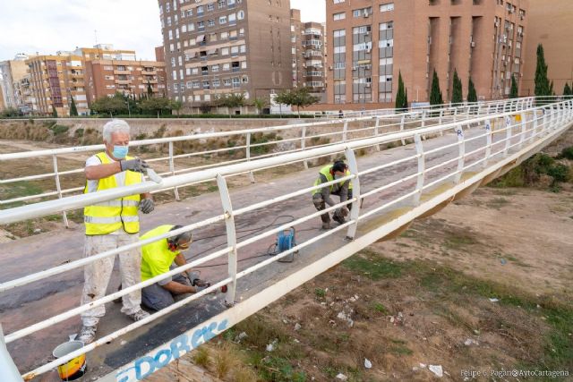 Infraestructuras renueva la pasarela peatonal de la Rambla de Benipila - 1, Foto 1