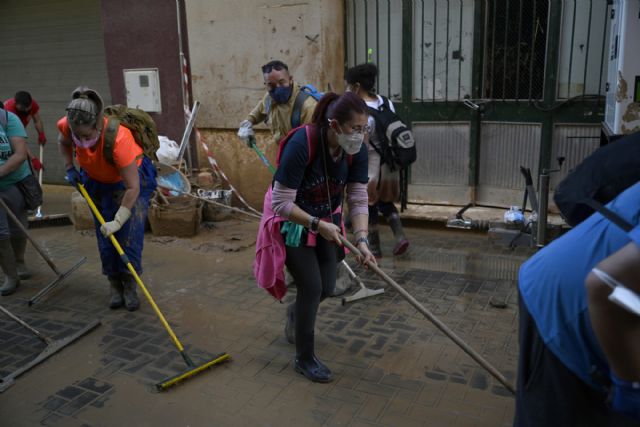 Estudiantes y personal de la UMU se suman al ejército de voluntarios de la DANA - 1, Foto 1