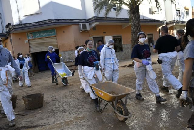 Estudiantes y personal de la UMU se suman al ejército de voluntarios de la DANA - 3, Foto 3