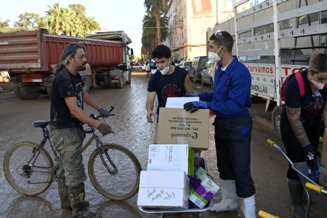 Estudiantes y personal de la UMU se suman al ejército de voluntarios de la DANA - 4, Foto 4