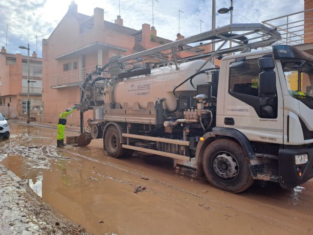 El Ayuntamiento envía a Alfafar un camión autobomba para ayudar en las labores de limpieza del alcantarillado - 3, Foto 3