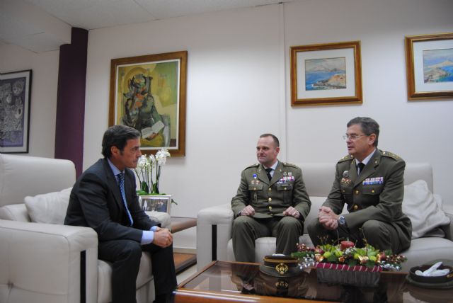 El delegado del Gobierno recibe a Enrique Silvela, nuevo Jefe del Regimiento de Artillería Antiaérea nº 73 - 2, Foto 2