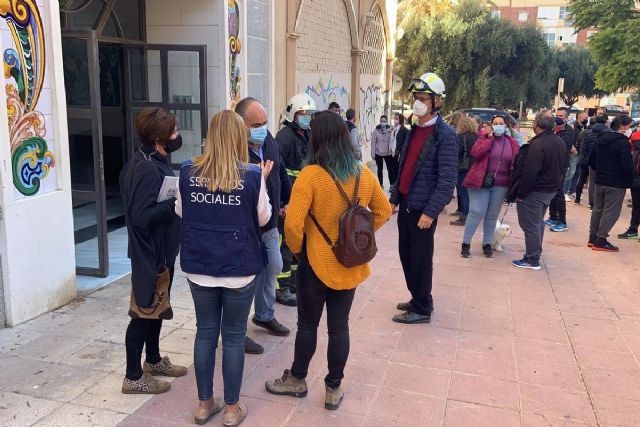 Bomberos y Policía Local desalojan a 52 familias por un incendio en un garaje en la calle Canigó - 1, Foto 1