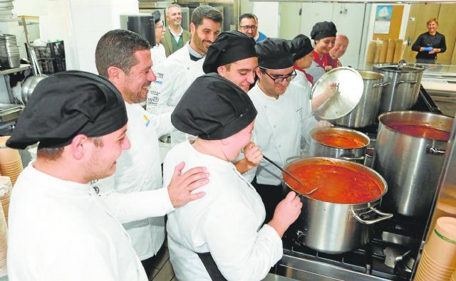 Hostelor ayudará de nuevo a las familias más necesitadas de Lorca elaborando 400 raciones de olla gitana - 4, Foto 4