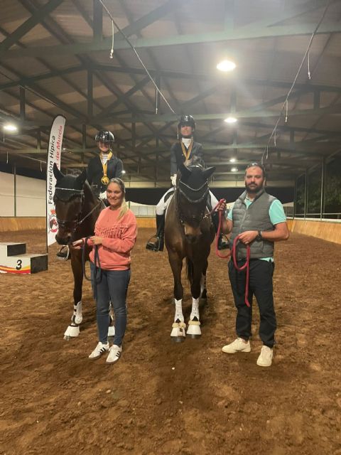 Sara García y Laura Ruiz, campeonas regionales por equipos en doma clásica - 1, Foto 1