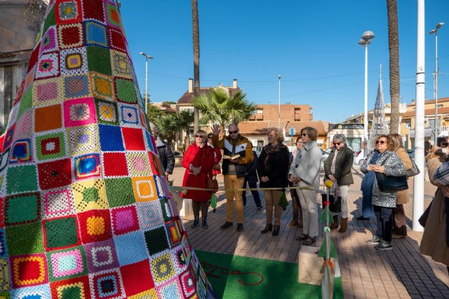 Las mujeres de Los Urrutias dan la bienvenida a la Navidad con un gran árbol de croché - 1, Foto 1