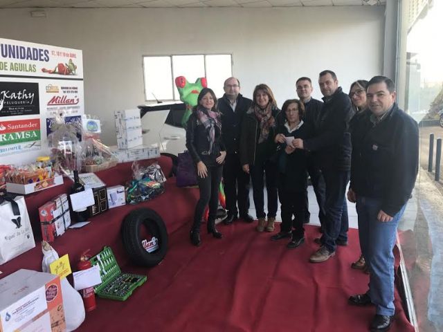 El Área Comercial Carretera de Águilas entrega a una lorquina una Cesta de Reyes compuesta por más de 35 productos donados por comerciantes de esta zona - 1, Foto 1