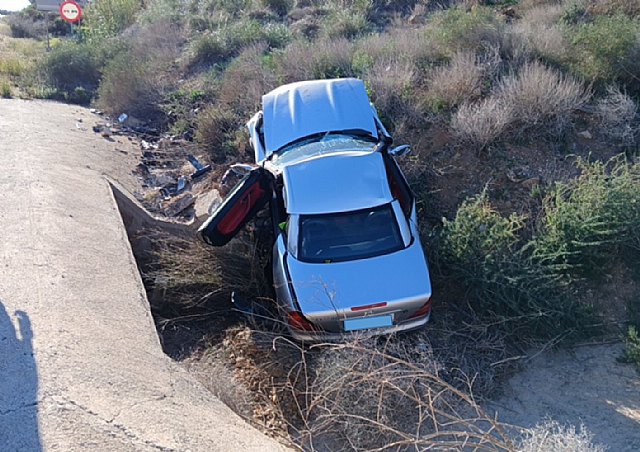 Servicios de emergencias atienden un accidente en la RM332, Mazarrn, Foto 1