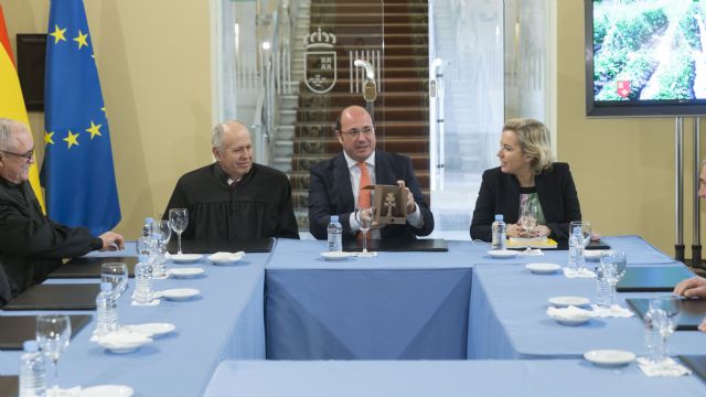 El presidente de la Comunidad recibe en el Palacio de San Esteban a los miembros del Consejo de Hombres Buenos de la Huerta de Murcia - 2, Foto 2