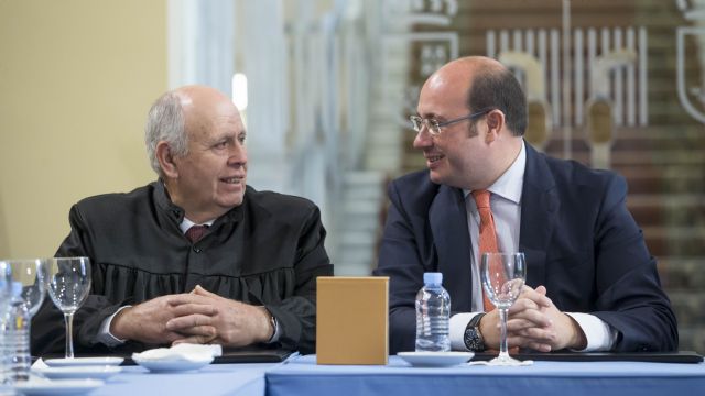 El presidente de la Comunidad recibe en el Palacio de San Esteban a los miembros del Consejo de Hombres Buenos de la Huerta de Murcia - 3, Foto 3