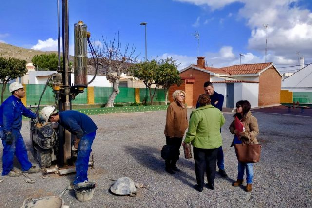 La concejala de Educación supervisa la toma de muestras para el estudio de caracterización de suelos del CEIP San Ginés de la Jara - 1, Foto 1