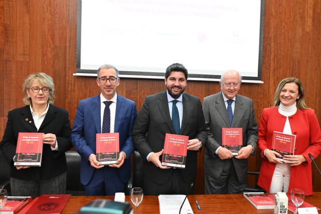 Fernando señala como lectura obligada la obra que analiza las cuatro décadas de transformación de la Región de Murcia - 1, Foto 1