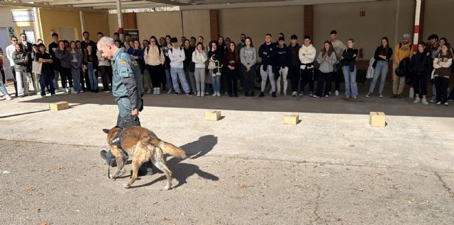 La Guardia Civil recibe la visita de alumnos del Grado de Criminología y Seguridad de la UMU - 2, Foto 2