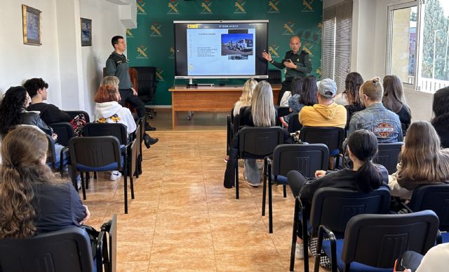 La Guardia Civil recibe la visita de alumnos del Grado de Criminología y Seguridad de la UMU - 5, Foto 5