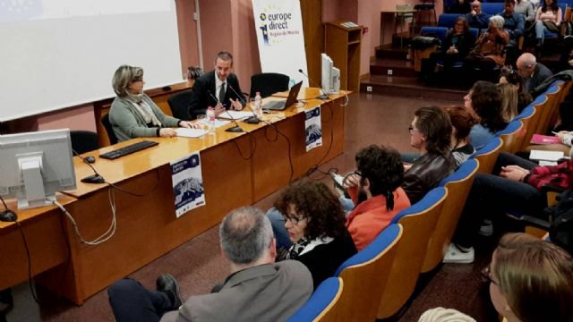 Un centenar de universitarios participan en las Jornadas de empleo en la Unión Europea - 1, Foto 1