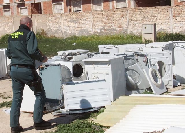 La Guardia Civil inmoviliza miles de residuos ilegales en un recinto de Las Torres de Cotillas - 1, Foto 1