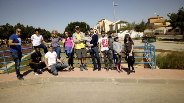 Una escultura de una gran ola hecha con residuos concienciará sobre la amenaza del plástico para los fondos marinos - 1, Foto 1