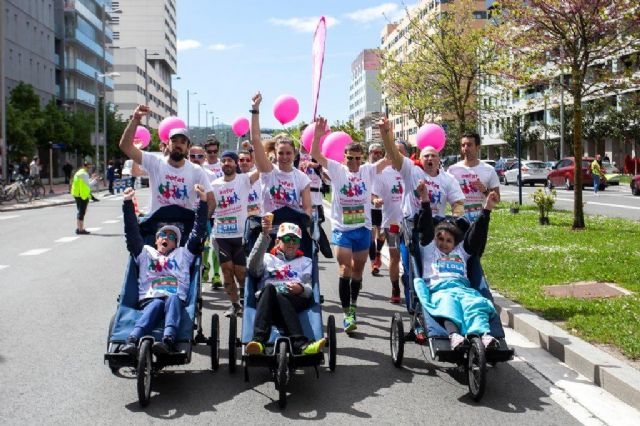 25 corredores solidarios “empujaron” en la maratón de Vitoria-Gasteiz para hacer visible la ataxia telangiectasia - 1, Foto 1