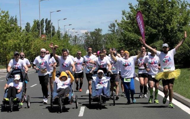 25 corredores solidarios “empujaron” en la maratón de Vitoria-Gasteiz para hacer visible la ataxia telangiectasia - 2, Foto 2