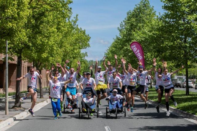 25 corredores solidarios “empujaron” en la maratón de Vitoria-Gasteiz para hacer visible la ataxia telangiectasia - 3, Foto 3