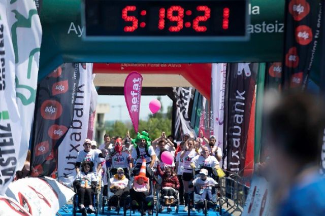 25 corredores solidarios “empujaron” en la maratón de Vitoria-Gasteiz para hacer visible la ataxia telangiectasia - 4, Foto 4